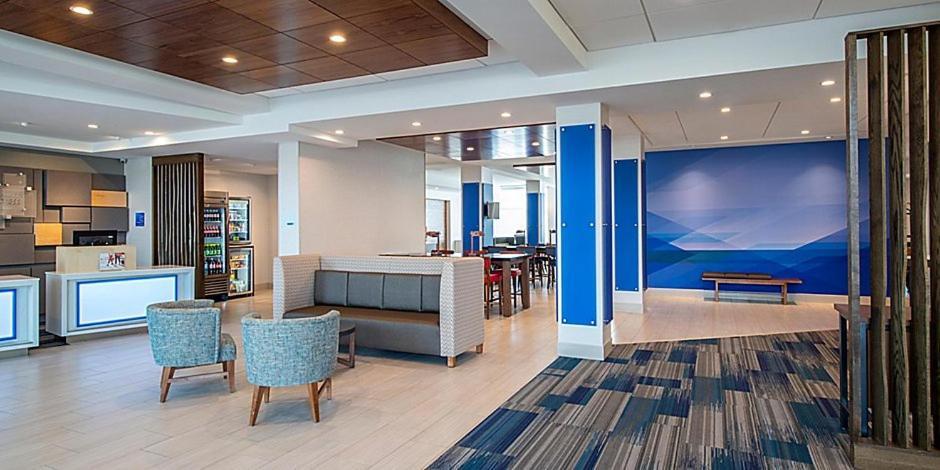 Holiday Inn Express & Suites - Brandon By Ihg Eksteriør billede
