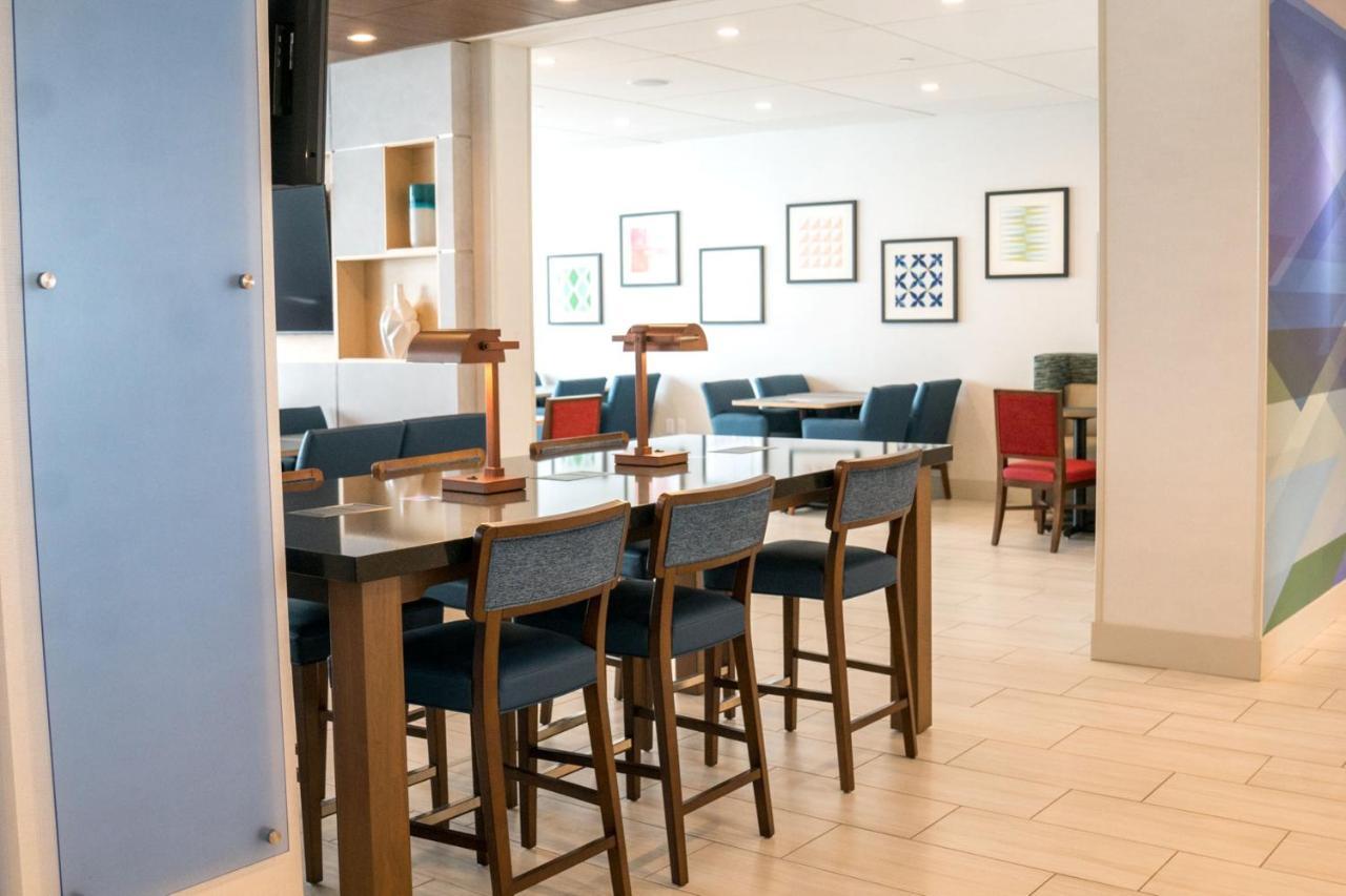 Holiday Inn Express & Suites - Brandon By Ihg Eksteriør billede