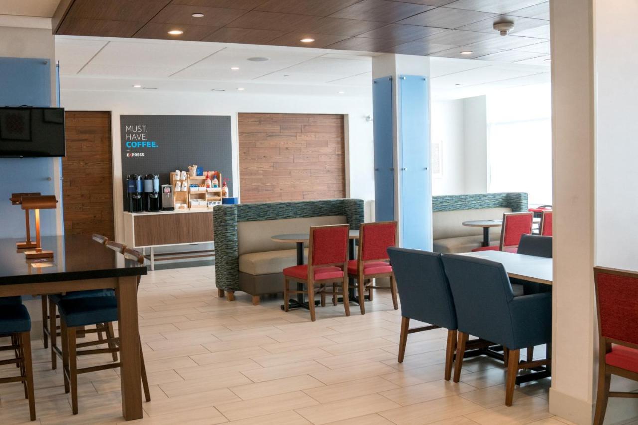 Holiday Inn Express & Suites - Brandon By Ihg Eksteriør billede