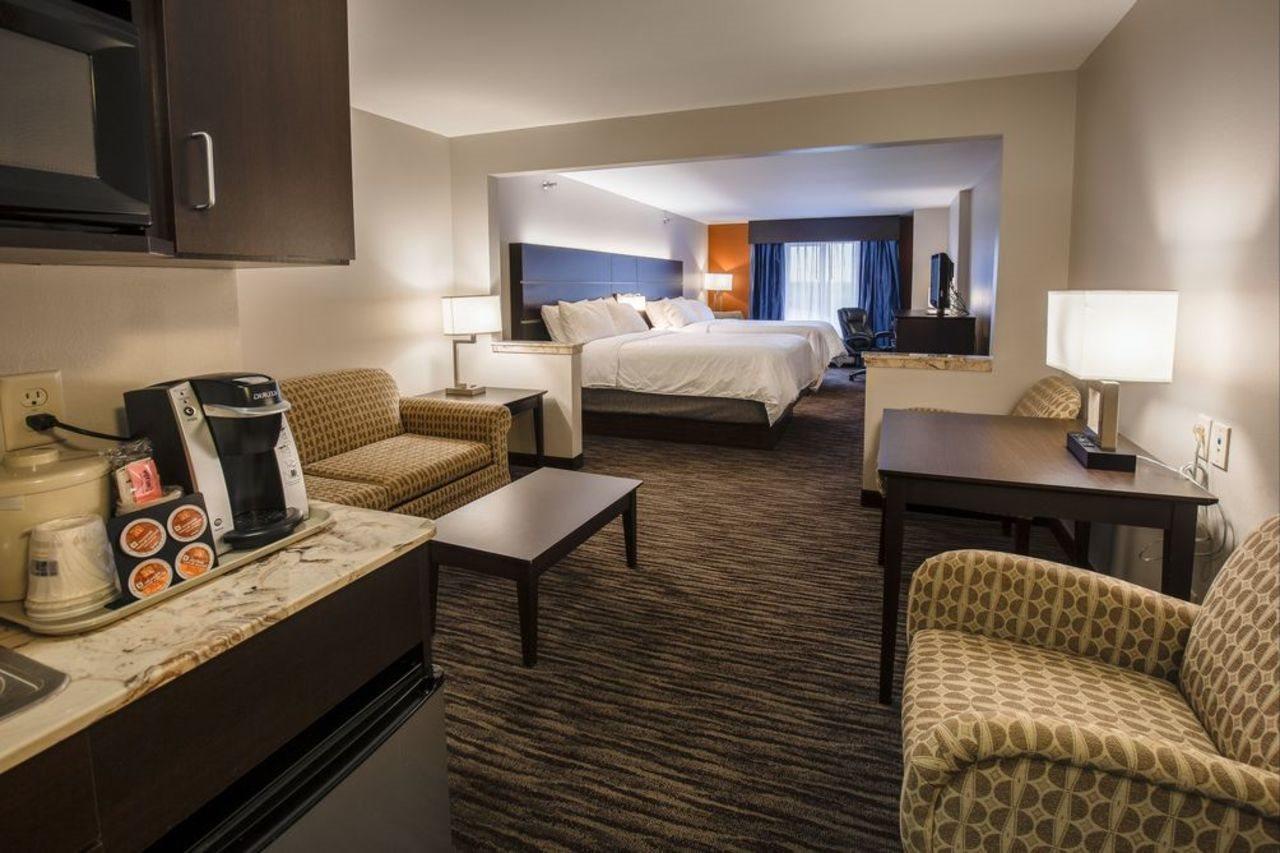 Holiday Inn Express & Suites - Brandon By Ihg Eksteriør billede